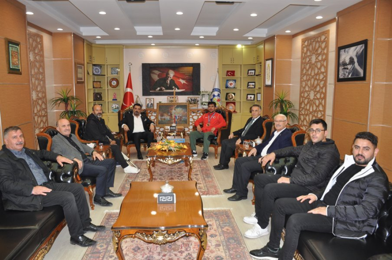 BAŞKAN KOÇ, MİLLİ GÜREŞÇİYİ ÖDÜLLENDİRDİ