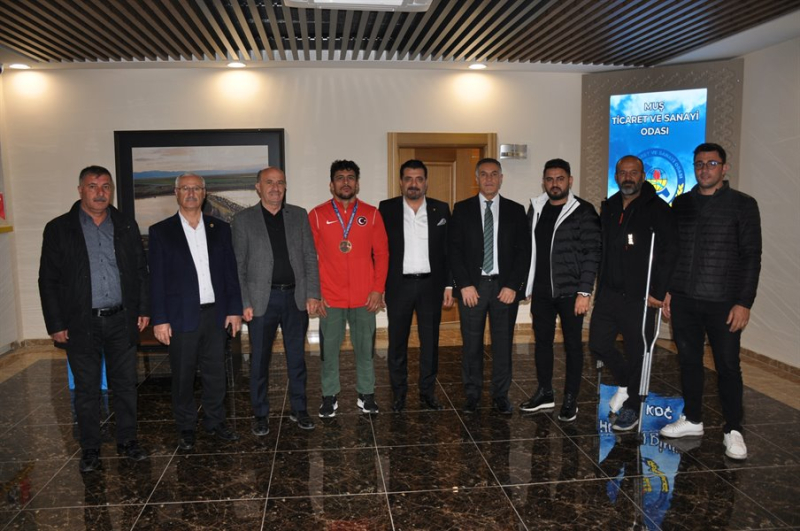 BAŞKAN KOÇ, MİLLİ GÜREŞÇİYİ ÖDÜLLENDİRDİ
