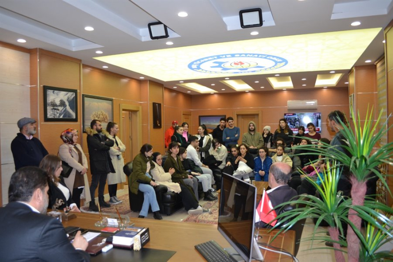 GENÇLER BAŞKAN KOÇ`U ZİYARET ETTİ