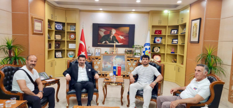 BAŞKAN KOÇ, MİLLİ GÜREŞÇİYİ AĞIRLADI